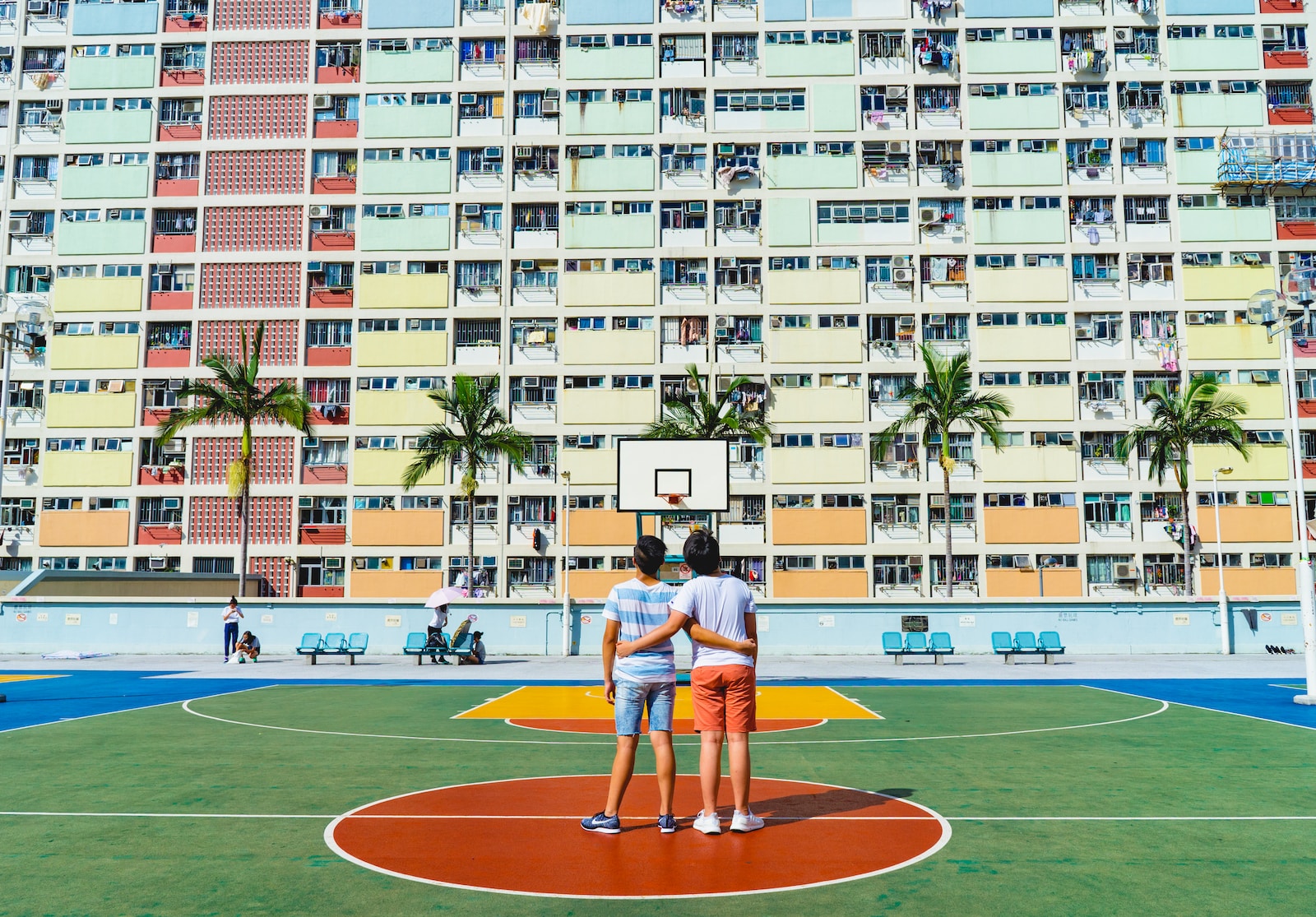 צילום מינימליסטי של שני גברים עומדים על מגרש כדורסל ומביטים כלפי מעלה